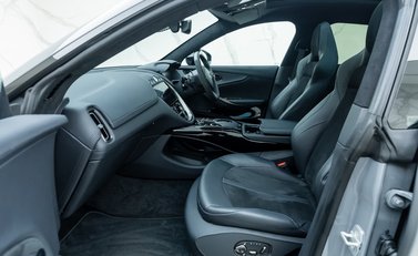 Aston Martin DBX 707 16