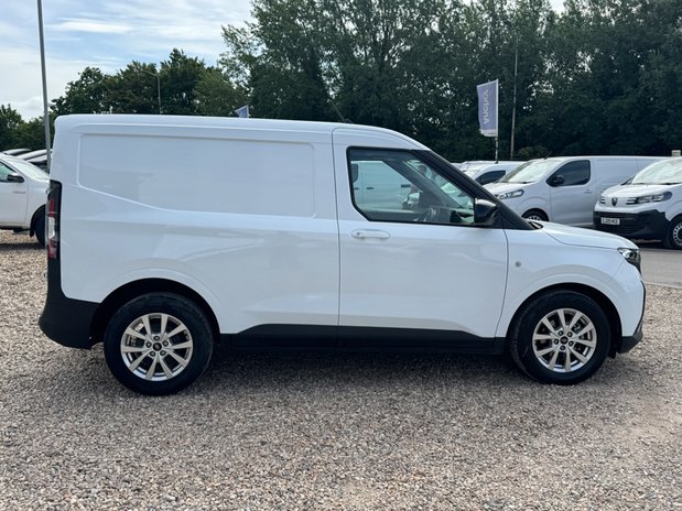 Ford Transit Courier Petrol SWB L1H1 Low Roof Limited Air Con Alloys Nav Sensors EURO 6 5