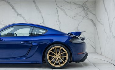 Porsche Cayman GT4 (718) 37