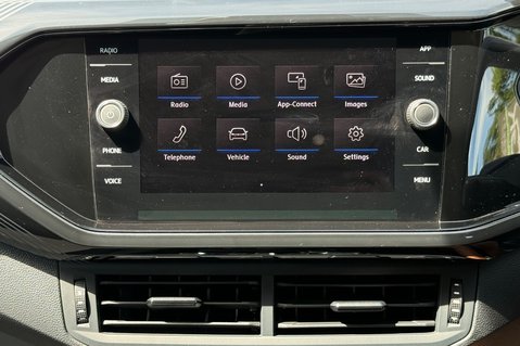 Volkswagen T-Cross SE TSI DSG - ONE OWNER - APPLE CAR PLAY - PARKING SENSORS- FULL SERVICE HIS 37
