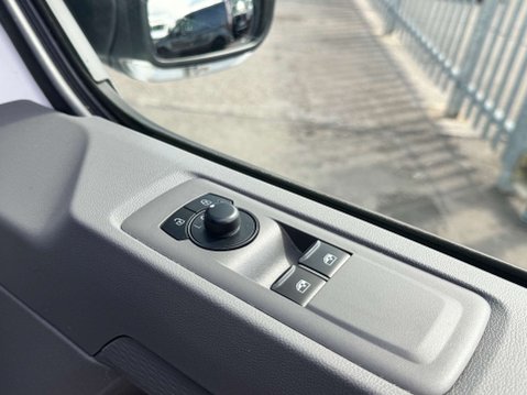 Volkswagen Transporter 2.0 TDI T30 Commerce Plus Panel Van 5dr Diesel Auto FWD SWB Euro 6 (s/s) (1 24