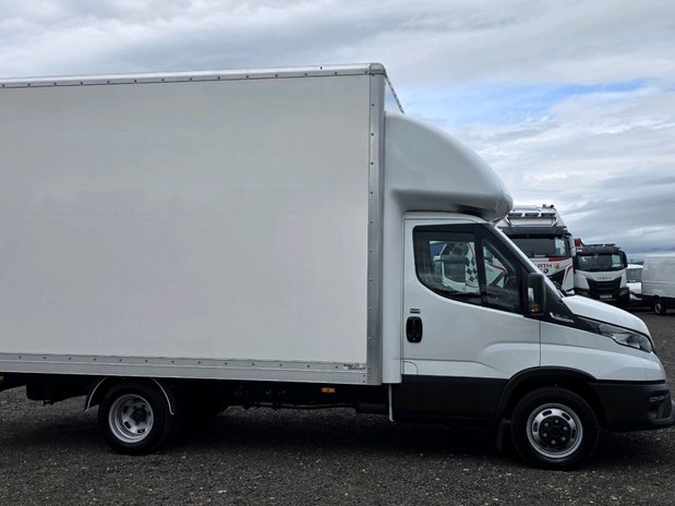 Iveco Daily 35C Hi-Matic Business Curtain / Box with column Tail-lift 3
