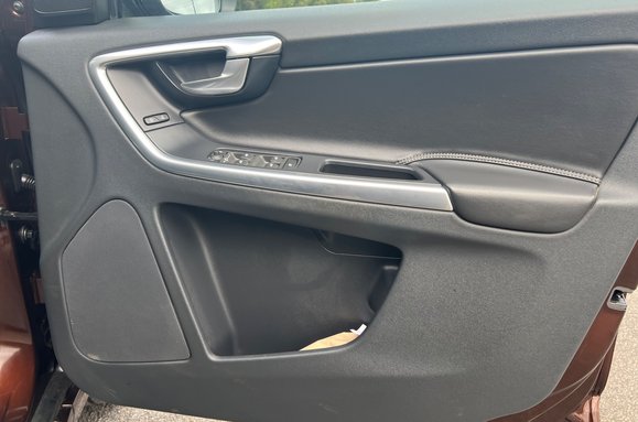 Volvo XC60 2.0 D4 R-DESIGN LUX NAV AUTO PAN ROOF 18