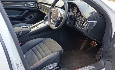 Porsche Panamera GTS 12