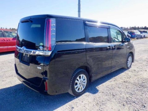 Toyota Noah Hybrid G 7