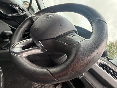 Peugeot 208 PURETECH BLACK EDITION 16