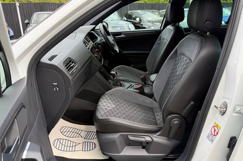 Volkswagen Tiguan R-LINE TSI DSG - ONE OWNER - APPLE CAR PLAY -ADAPTIVE CRUISE 23