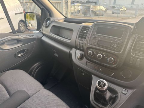 Renault Trafic 2.0 dCi ENERGY 28 Business+ Panel Van 5dr Diesel Manual SWB Standard Roof E 24
