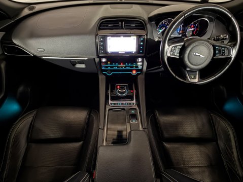 Jaguar F-Pace R-SPORT AWD 11