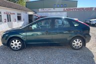 Ford Focus LX 16V.. CREAM UPHOLSTERY.. IDEAL FAMILY CAR.. NEW MOT 5