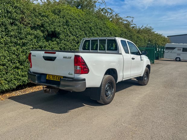 Toyota Hilux Active | 2.4 LT | Extended Cab | Tow Bar | Air Con | EURO 6 3