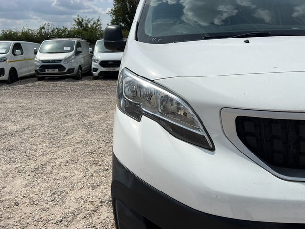 Peugeot Expert MWB L2H1 Low Roof Professional 2700 Air Con Tow Bar EURO 6 NO VAT 24
