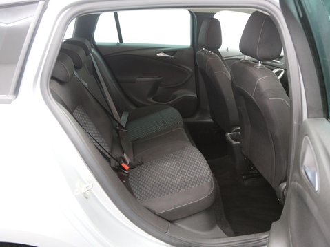 Vauxhall Astra 1.6 CDTi BlueInjection Design Sports Tourer Euro 6 (s/s) 5dr 23