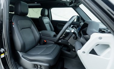 Land Rover Defender 90 D250 X-Dynamic SE URBAN 11