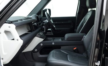 Land Rover Defender SE 10