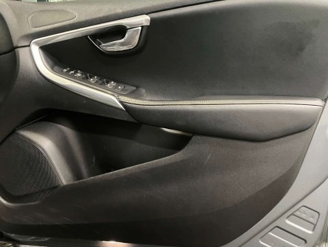 Volvo V40 2.0 V40 R-Design Pro D3 Auto 5dr 9