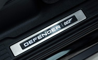 Land Rover Defender 90 V8 Bond Edition 11