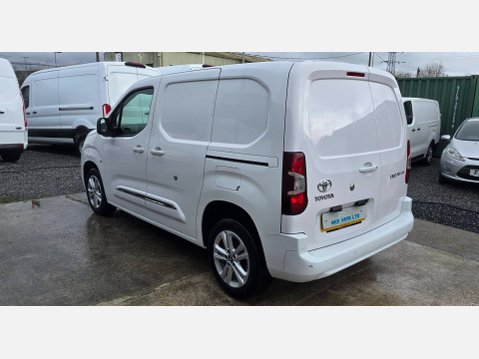 Toyota Proace City design L1 H1 SWB 1.5d 100ps eu6 nav 6 Speed 4