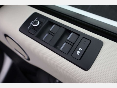 Land Rover Discovery 3.0 Discovery R-Dynamic SE D MHEV Auto 4WD 5dr 22