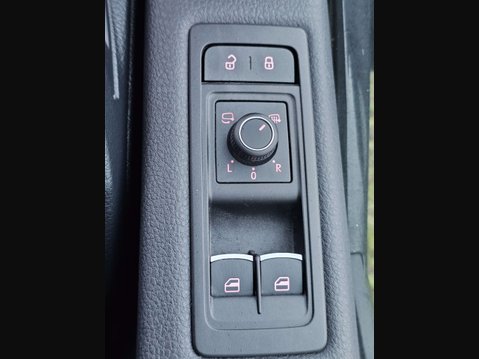 Volkswagen Caravelle 2.0 BiTDI BlueMotion Tech Executive MPV 5dr Diesel DSG 4Motion Euro 6 (s/s) 56