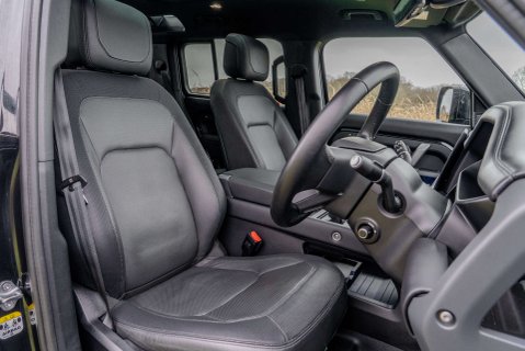 Land Rover Defender D300 X-Dynamic HSE URBAN 11