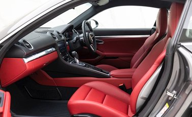 Porsche 718 Cayman 12