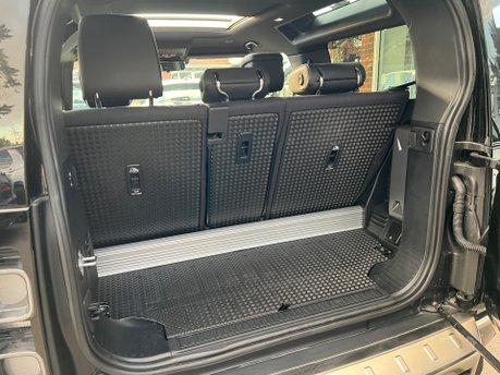 Land Rover Defender X MHEV 26