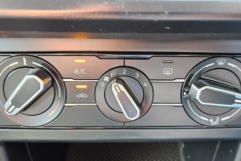 Volkswagen Polo SE EVO.. 6 SERVICES.. 1 PREVIOUS OWNER..APPLE CAR PLAY..AIR CON..SAT NAV. 18