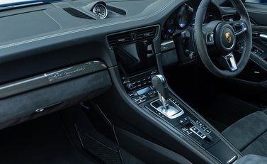 Porsche 911 Carrera 4 GTS (991.2) British Legends Edition 19