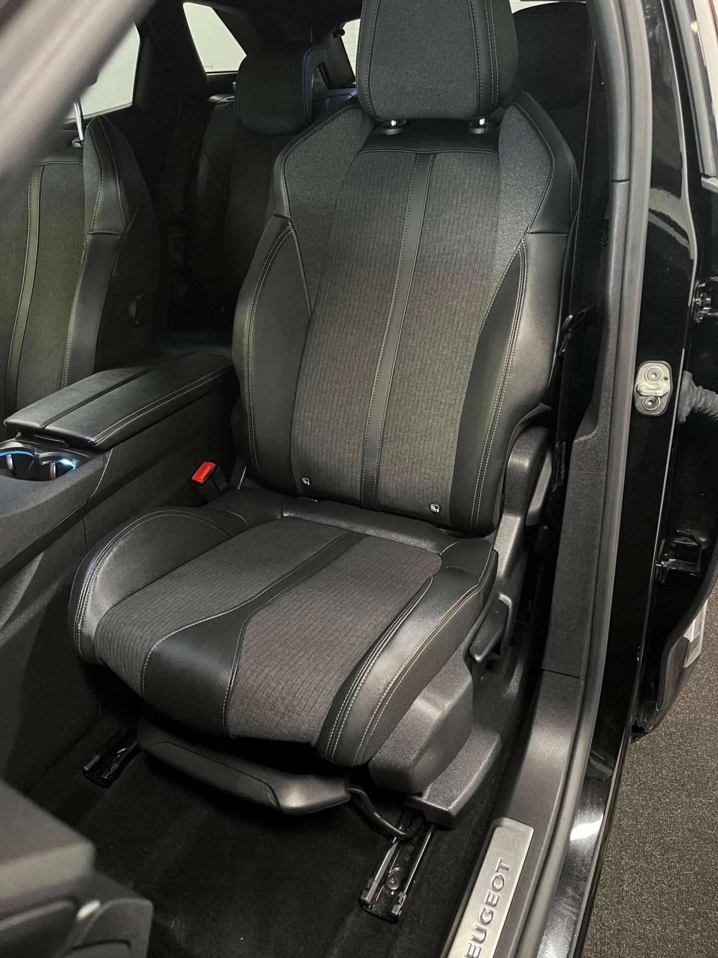 2019 Peugeot 3008 — image 40