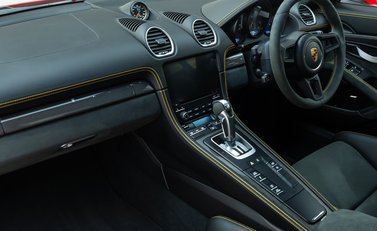 Porsche Cayman GT4 (718) 18