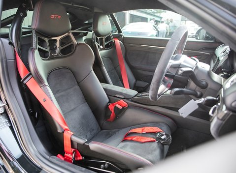 Porsche Cayman GT4 11