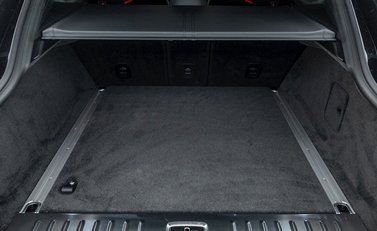 Aston Martin DBX 707 31