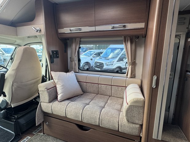 Elddis Majestic 254 2 Belt|4 Berth|Transverse Island Bed|Kitchen|Bathroom|Large Fridge Freezer 10