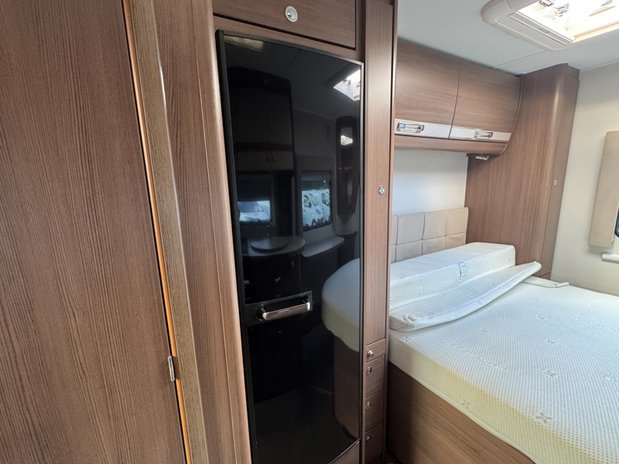 Elddis Majestic 254 2 Belt|4 Berth|Transverse Island Bed|Kitchen|Bathroom|Large Fridge Freezer 17
