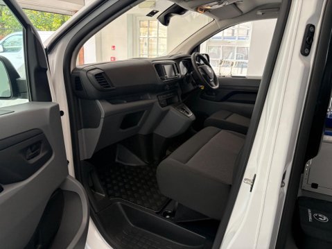 Vauxhall Vivaro 3100 75kWh Dynamic Auto L2 H1 6dr (7.4kW Charger) 16