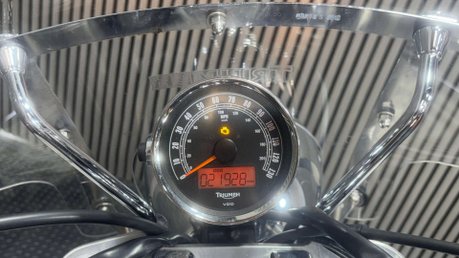 Triumph Bonneville 2011 ONLY 21K NEW MOT CRUISER 865CC 29