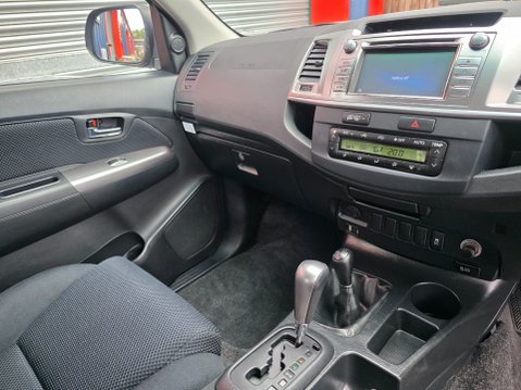 Toyota Hilux INVINCIBLE 4X4 D-4D DCB Auto 12
