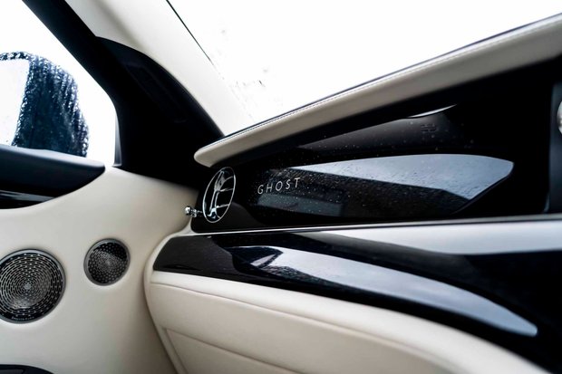 Rolls-Royce Ghost V12. STARLIGHT. H, C & M SEATS. REAR ENTERTAINMENT. HUD. A/CRUISE CONTROL 3