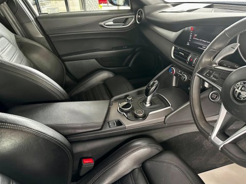 Alfa Romeo Giulia 2.2 TD Speciale Auto Euro 6 (s/s) 4dr 36