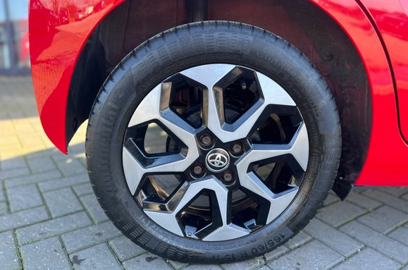 Toyota Aygo VVT-I X-TREND X-SHIFT 5 DOOR AUTO 12