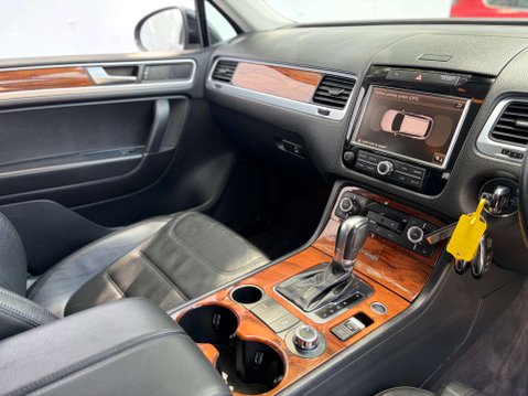 Volkswagen Touareg 3.0 Touareg V6 TSi Hybrid Auto 4WD 5dr 18