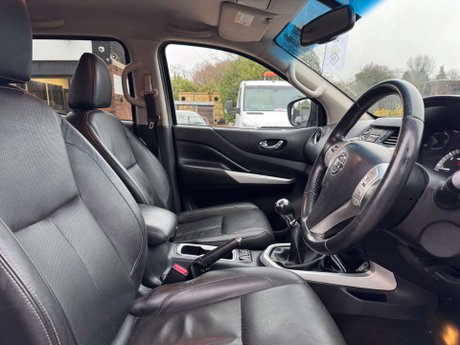 Nissan Navara 2.3 Navara Tekna dCi 4WD 5dr 37