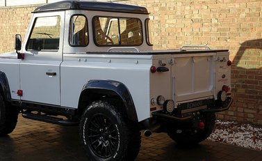 Land Rover Defender 90 Bowler Edition 19