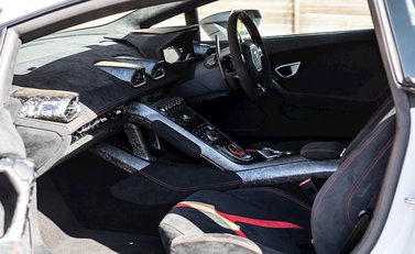 Lamborghini Huracan LP640-4 Performante 13