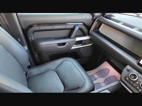 Land Rover Defender HSE MHEV 19