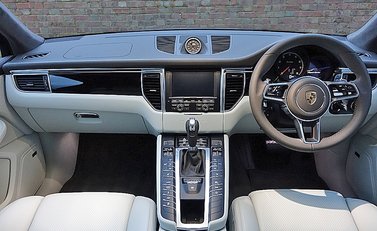 Porsche Macan Turbo 10