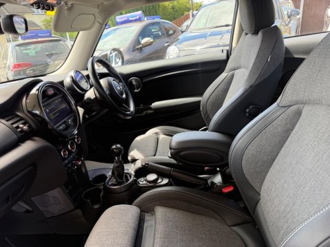 Mini Hatch 1.5 Cooper Euro 6 (s/s) 3dr 33