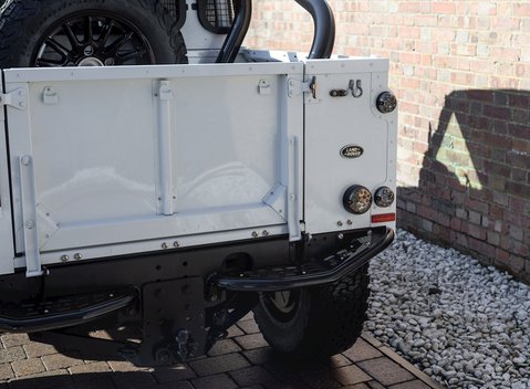 Land Rover Defender 90 Bowler Edition 21