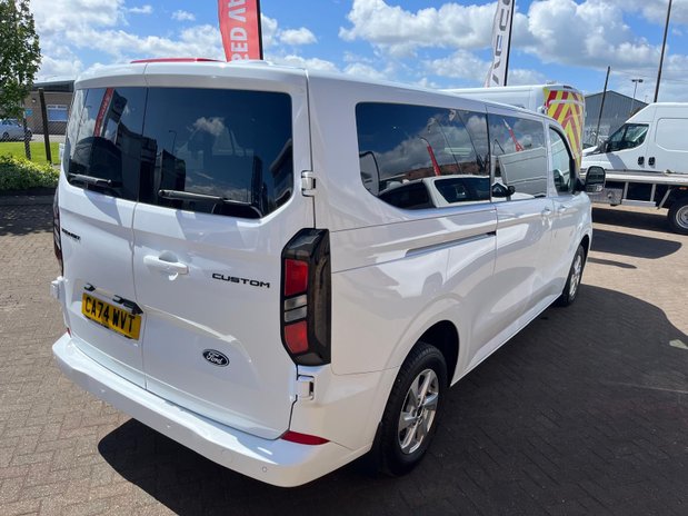 Ford Transit Custom TRANSIT CUSTOM 320 L2 DIESEL FWD 2.0 Eco Blue 136ps H1 Kombi Limited 9-Seat 5